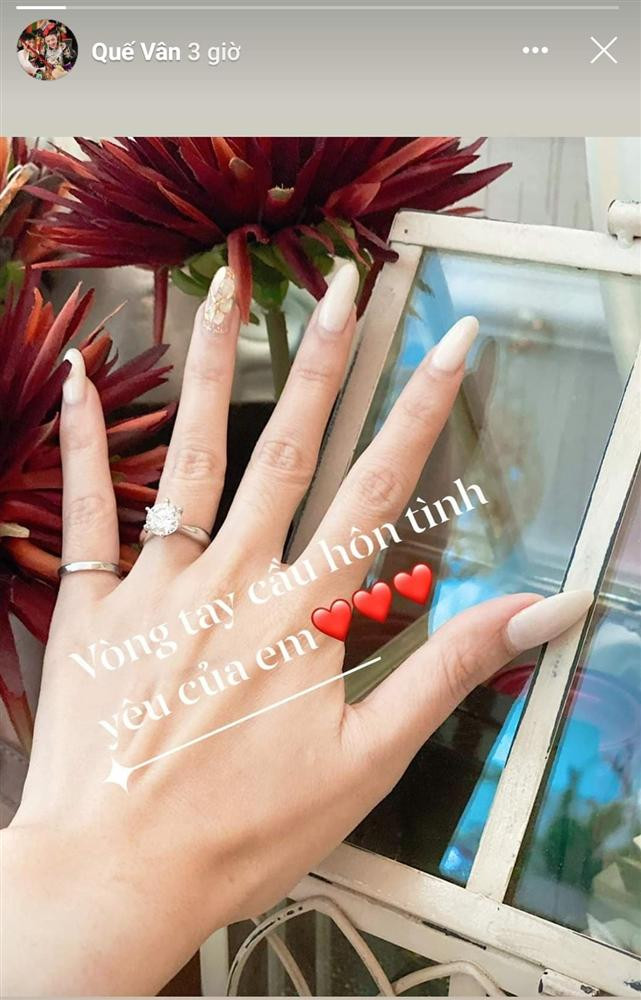 Khép lại ồn ào tình ái với Trường Giang, Quế Vân tập trung vào công việc và mở lòng đón nhận tình yêu mới. Rút kinh nghiệm từ bê bối trước đây, nữ ca sĩ giờ đây đã thận trọng, kín kẽ về đời tư. Song cũng như bao cô gái, Quế Vân thi thoảng không kìm chế được cảm xúc, chia sẻ một vài khoảnh khắc hạnh phúc bên bạn trai. Mới đây, Quế Vân gây chú ý khi khoe chiếc nhẫn kim cương ngự trên ngón áp út - vị trí khẳng định chủ quyền tình yêu, hôn nhân. Giọng ca Hà thành úp mở: "Vòng tay cầu hôn, tình yêu của em".