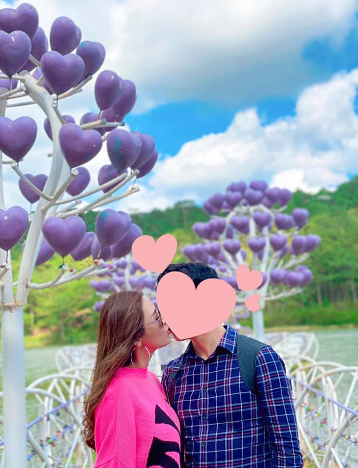 Quế Vân cũng cho biết, bạn trai này là người đàn ông duy nhất khiến cô cảm thấy được là chính mình. Nữ ca sĩ đặc biệt yêu tính hài hước, hóm hỉnh của anh.