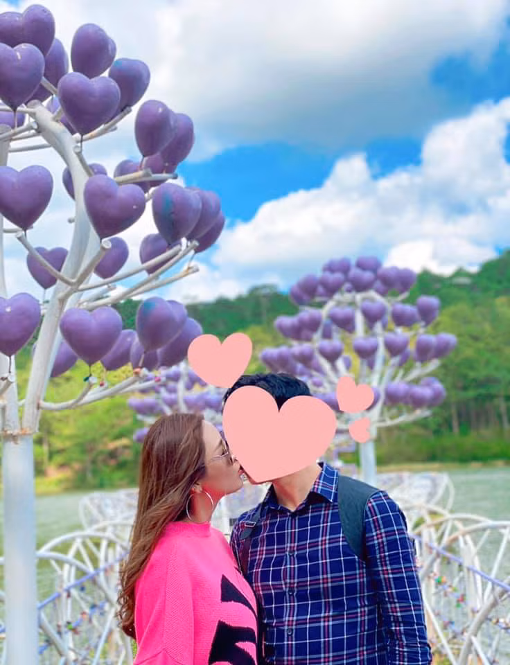 Quế Vân cũng cho biết, bạn trai này là người đàn ông duy nhất khiến cô cảm thấy được là chính mình. Nữ ca sĩ đặc biệt yêu tính hài hước, hóm hỉnh của anh.