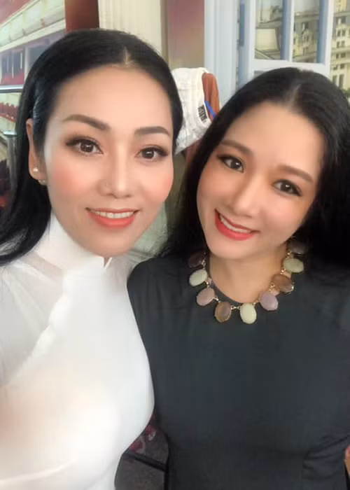 Thanh Thanh Hiền khoe nhan sắc không tuổi bên đàn em.