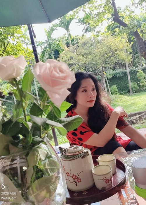 Nữ nghệ sĩ sinh năm 1969 khá giản dị ở đời thường.