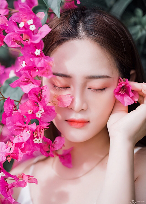 Ngọc Quyền thu hút ánh nhìn người đối diện bởi nét mặt xinh xắn như hot girl.