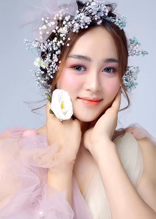 Ngọc Quyền đang làm người mẫu tự do. Cô chụp ảnh, đóng clip quảng cáo.