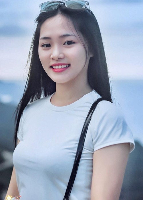 Ngọc Quyền sở hữu nhan sắc ngọt ngào nhưng một số cư dân mạng cho rằng gương mặt của cô thiếu nét sắc sảo, dễ bị chìm nghỉm trong dàn thí sinh năm nay. Mời quý độc giả xem video "Đỗ Mỹ Linh đăng quang Hoa hậu Việt Nam 2016". Nguồn VTC