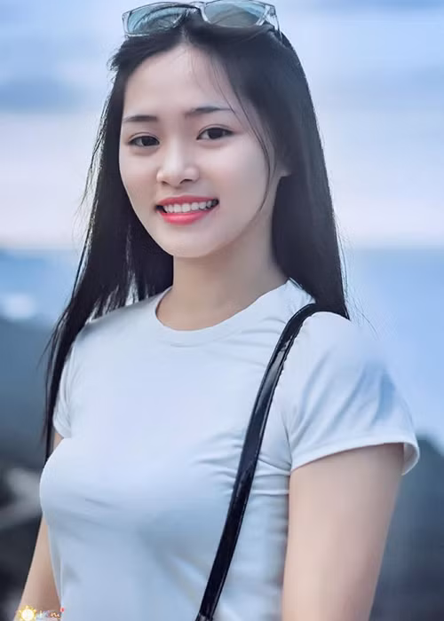 Ngọc Quyền sở hữu nhan sắc ngọt ngào nhưng một số cư dân mạng cho rằng gương mặt của cô thiếu nét sắc sảo, dễ bị chìm nghỉm trong dàn thí sinh năm nay. Mời quý độc giả xem video "Đỗ Mỹ Linh đăng quang Hoa hậu Việt Nam 2016". Nguồn VTC