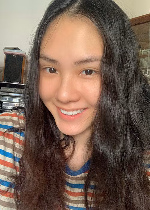 Khi hình ảnh được đăng tải trên fanpage Hoa hậu Việt Nam 2020, Mai Phương được nhiều khán giả chú ý nhờ gương mặt mộc đẹp không tỳ vết.