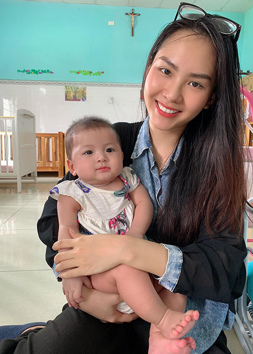 Nàng hoa khôi 9x được nhiều cư dân mạng ưu ái đặt biệt danh "nữ thần mặt mộc" tại Hoa hậu Việt Nam năm nay.