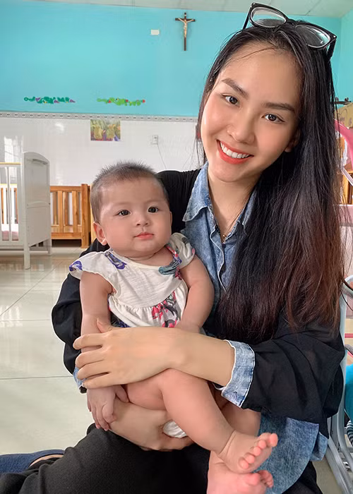 Nàng hoa khôi 9x được nhiều cư dân mạng ưu ái đặt biệt danh "nữ thần mặt mộc" tại Hoa hậu Việt Nam năm nay.