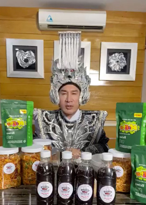 Nghệ sĩ Kim Tử Long cũng đích thân livestream, rao bán đồ ăn mùa dịch. Với “ông hoàng cải lương”, việc bán hàng online cũng là một cách để anh có thể kết nối với khán giả. Trước đó, vào khoảng tháng 4, 2 nhà hàng của Kim Tử Long phải đóng cửa.