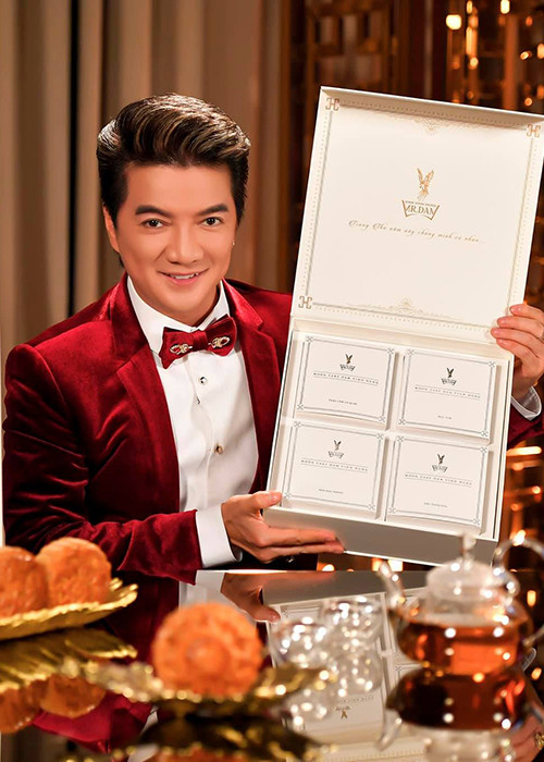 Đàm Vĩnh Hưng kinh doanh nhiều năm nay từ bán hải sản đến thời trang. Hiện tại, “ông hoàng nhạc Việt” “bước chân” vào lĩnh vực bán bánh trung thu. Theo Mr Đàm, anh tự sản xuất những chiếc bánh này.