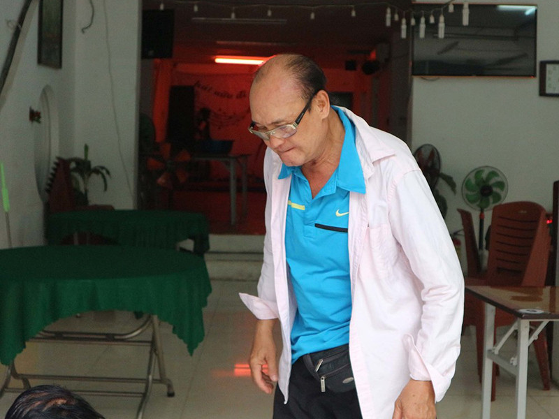 Với khoản nợ 600 triệu đồng, lãi suất mỗi tháng 10-30%, trước tình hình đóng cửa quán hiện nay, Duy Phương thật sự rơi vào bế tắc vì không đủ khả năng thanh toán. Do thiếu hụt kinh tế, gia đình nam nghệ sĩ phải chi tiêu tằn tiện. Ảnh: 24h