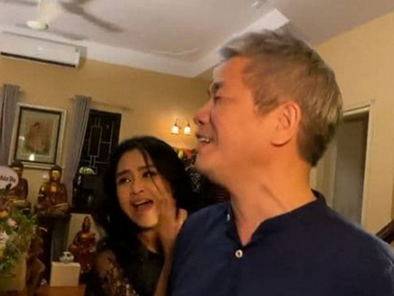 Mới đây, diva Thanh Lam và bác sĩ Bùi Tiến Hùng thể hiện ca khúc "Thanh xuân". Đáng chú ý, vị bác sĩ vừa hát vừa ngỏ lời với người yêu: "Em có đồng ý về làm dâu Hải Phòng không?". Thanh Lam liền đáp: "Đồng ý".