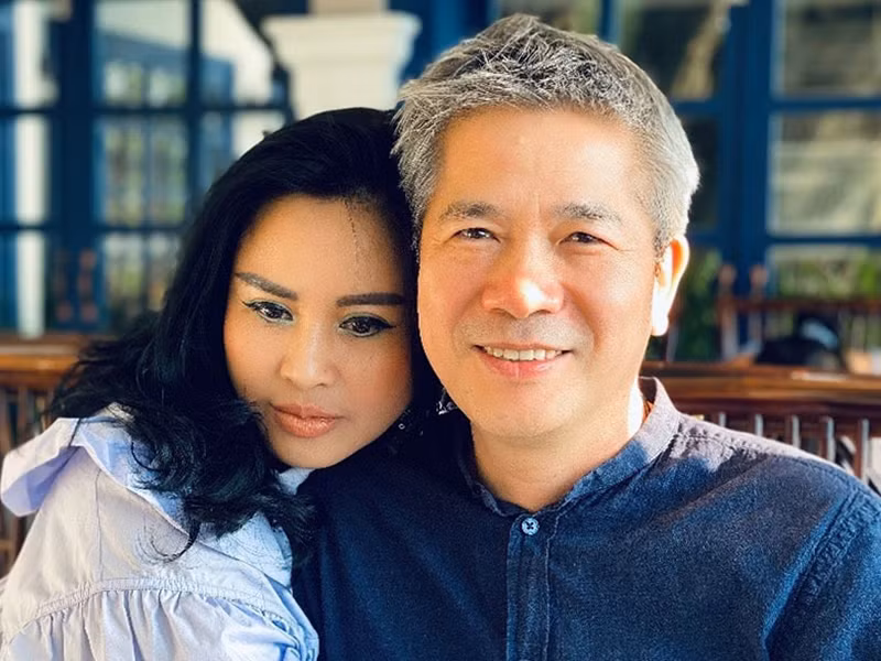 Nữ ca sĩ e ấp bên nửa kia của mình ở tuổi 51. Ảnh: Vietnamnet