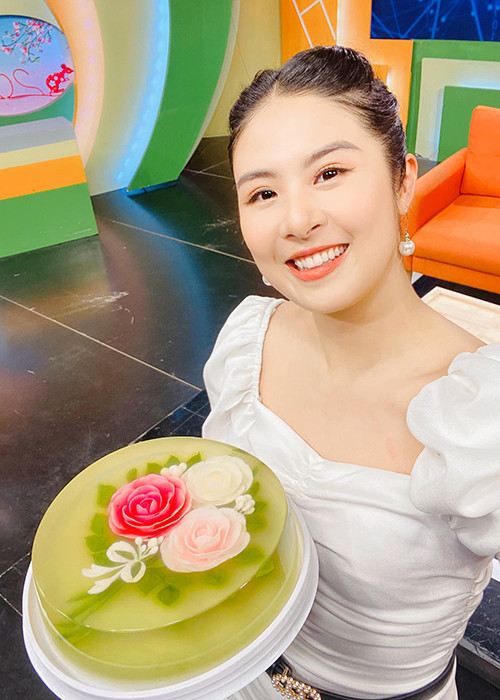 Người đẹp sinh năm 1989 không ít lần khoe thành quả nấu ăn.