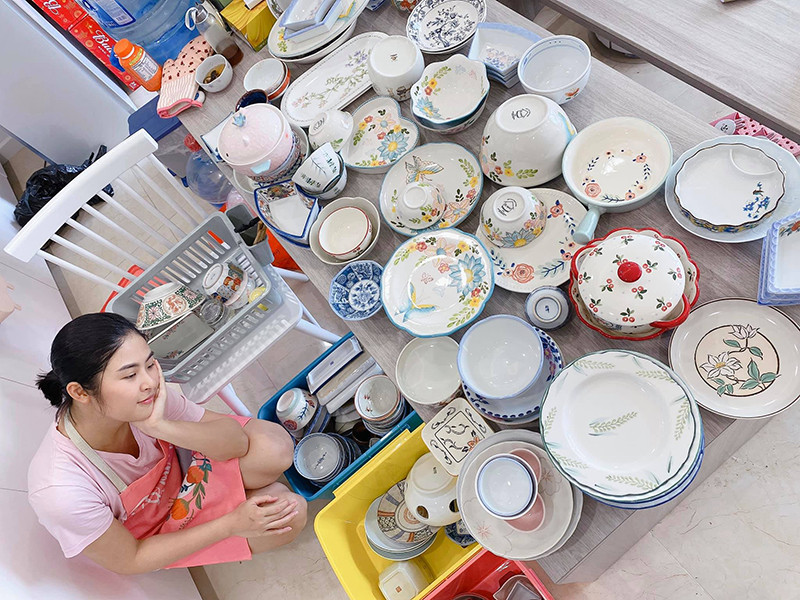 Chồng sắp cưới của Ngọc Hân tên Phú Đạt, làm việc ở Bộ Ngoại giao.