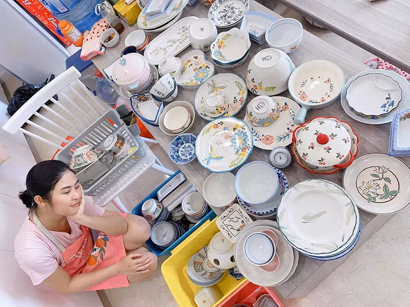 Chồng sắp cưới của Ngọc Hân tên Phú Đạt, làm việc ở Bộ Ngoại giao.