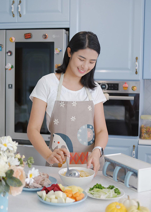 Cô vào bếp nấu ăn cho gia đình, bạn bè thân thiết.