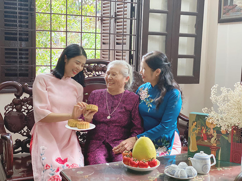 Nàng hoa hậu làm bánh để biếu, tặng những người thương yêu và cũng để thầm cảm ơn tới ông bà là người mang đến cho cô cảm xúc đặc biệt cho Tết trung thu, bánh trung thu.