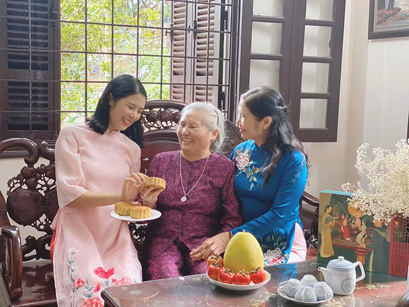 Nàng hoa hậu làm bánh để biếu, tặng những người thương yêu và cũng để thầm cảm ơn tới ông bà là người mang đến cho cô cảm xúc đặc biệt cho Tết trung thu, bánh trung thu.