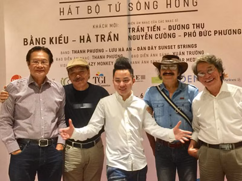 Bức ảnh được nhà thơ, nhà báo Thụy Kha chọn để đưa vào một bài viết và đặt tên cho nhóm là “Tứ quái Hà Nội”. Sau này, nhiều người gọi nhóm là “ Bộ tứ sông Hồng” vì 4 nhạc sĩ đến từ Bắc Bộ và có các sáng tác khai thác chất liệu dân gian vùng đồng bằng châu thổ này. Ảnh: Người lao động