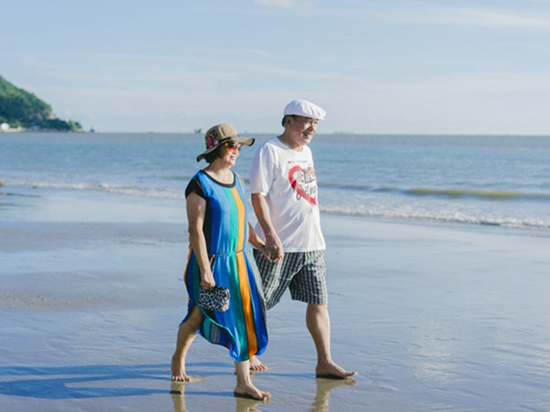 Theo Khám phá năm 2017, vợ chồng nam nhạc sĩ sinh sống tại Vũng Tàu. Khi rảnh rỗi, nhạc sĩ Trần Tiến thường tự lái ô tô đưa vợ đi ăn chiều hay dạo biển, thăm các tịnh xá, thiền viện để nghe tiếng chuông gió. Ảnh: Khám phá