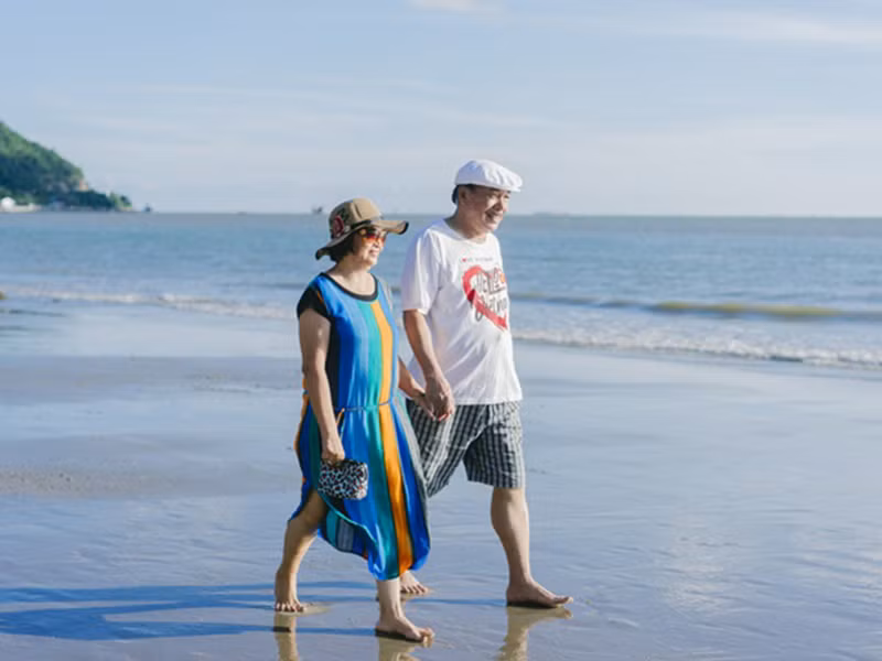 Theo Khám phá năm 2017, vợ chồng nam nhạc sĩ sinh sống tại Vũng Tàu. Khi rảnh rỗi, nhạc sĩ Trần Tiến thường tự lái ô tô đưa vợ đi ăn chiều hay dạo biển, thăm các tịnh xá, thiền viện để nghe tiếng chuông gió. Ảnh: Khám phá