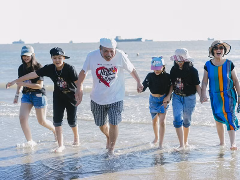 Vợ của nhạc sĩ Trần Tiến là cô giáo Bích Ngà. Bà hiếm khi đi cùng chồng ở chốn đông người. Ảnh: Khám phá