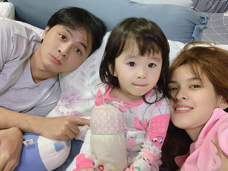 Tú Vi và Văn Anh bén duyên qua bộ phim “Bếp hát”. Cặp đôi diễn viên đang có một cô con gái chung.