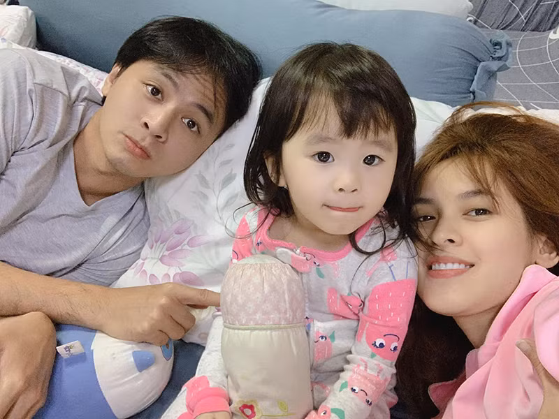 Tú Vi và Văn Anh bén duyên qua bộ phim “Bếp hát”. Cặp đôi diễn viên đang có một cô con gái chung.