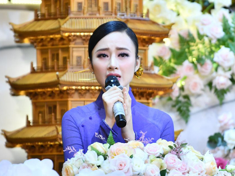 Nữ diễn viên mặc áo dài tím, trang điểm nhẹ. Nhiều cư dân mạng bày tỏ sự ngưỡng mộ trước nhan sắc của Angela Phương Trinh.