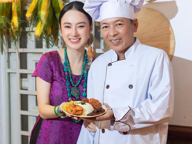 Angela Phương Trinh cho biết, cô, em gái và bố ruột đều ăn chay trường. Không những vậy, bố của nữ diễn viên còn nấu các món chay tại quán ăn gia đình.