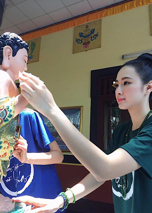 Angela Phương Trinh ăn chay, đi chùa tu tập, tham gia các hoạt động từ thiện.