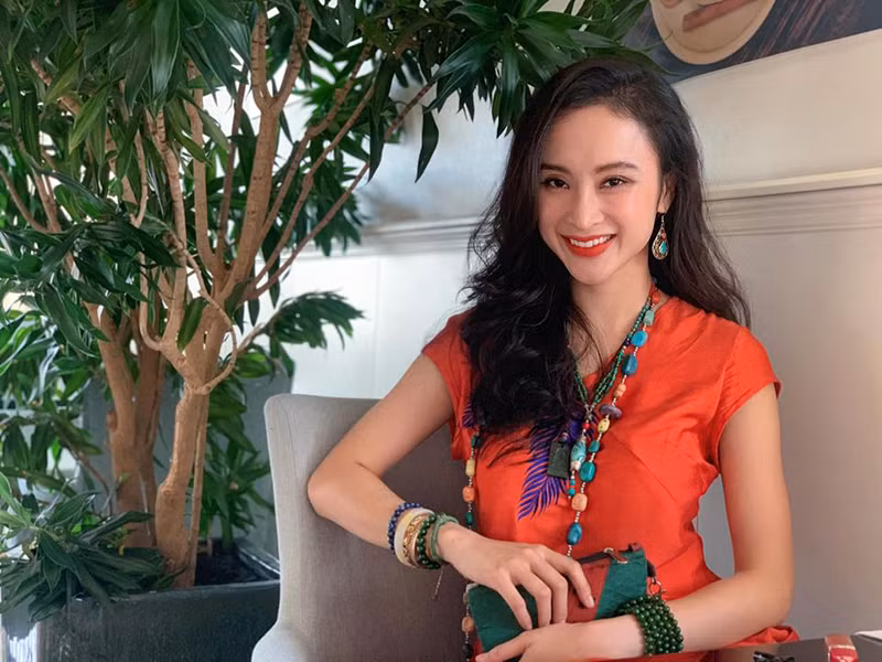 "Có thể không được săn đón như đồng nghiệp nhưng cái tôi có là sự tự tại trong cuộc sống. Sau nhiều năm, tôi thấy mình đã chọn đúng đường. Đây mới chính là cuộc sống tôi hướng tới", người đẹp nói.