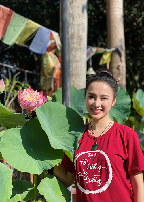 "Bà mẹ nhí" không còn nổi loạn, mặc hở bạo như trước. Thay vào đó, cô tránh xa thị phi, lựa chọn phong cách kín đáo.