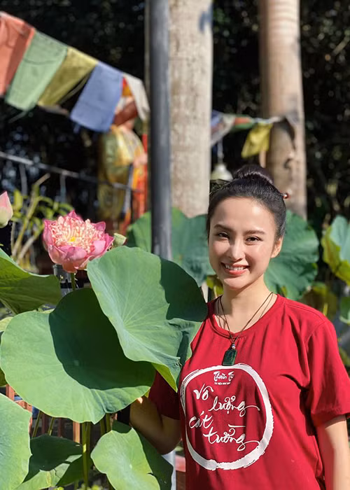 "Bà mẹ nhí" không còn nổi loạn, mặc hở bạo như trước. Thay vào đó, cô tránh xa thị phi, lựa chọn phong cách kín đáo.