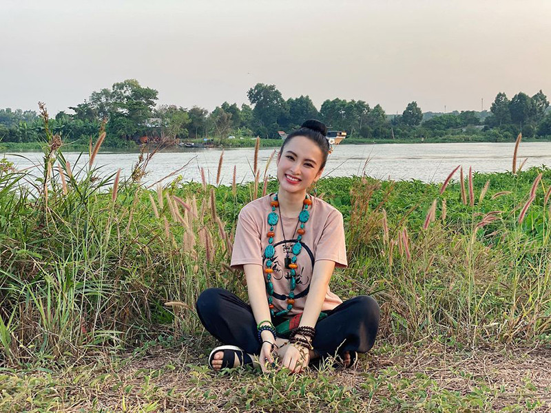 Mỗi khi xuất hiện, Angela Phương Trinh luôn giữ nụ cười rạng rỡ trên môi.