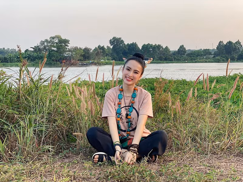 Mỗi khi xuất hiện, Angela Phương Trinh luôn giữ nụ cười rạng rỡ trên môi.
