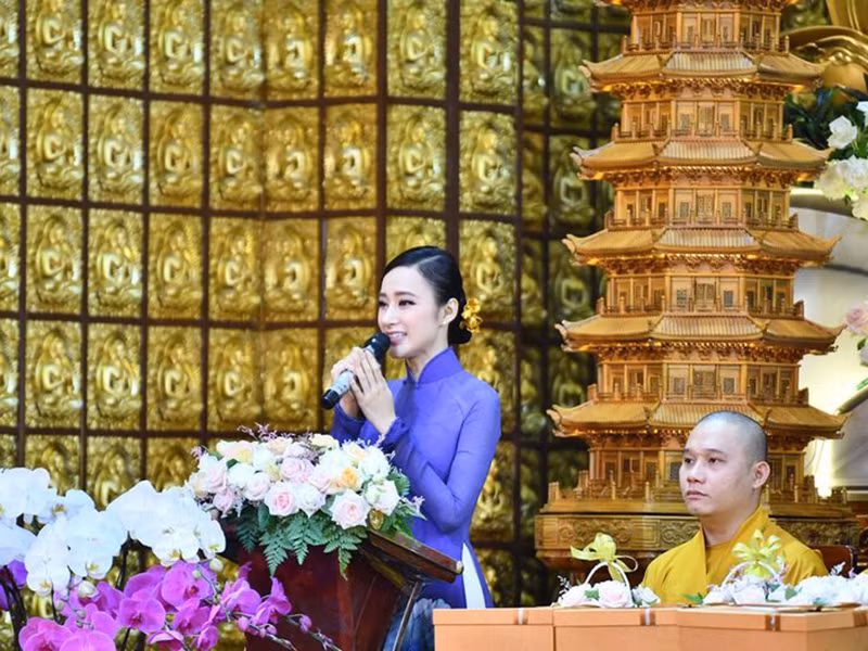 Tại lễ Vu Lan, Angela Phương Trinh xúc động khi đọc lá thư gửi đến những đấng sinh thành.