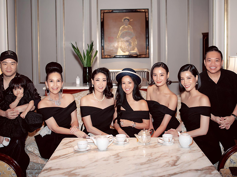 Hồng Nhung cũng thực hiện việc thanh lọc cơ thể với nước ép rau củ và giữ thói quen tập yoga.