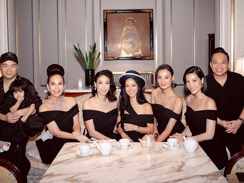 Hồng Nhung cũng thực hiện việc thanh lọc cơ thể với nước ép rau củ và giữ thói quen tập yoga.