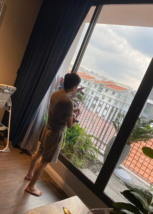 Cường Đô la luôn sẵn sàng chăm sóc con gái thay Đàm Thu Trang khi ở nhà lẫn lúc ra ngoài.