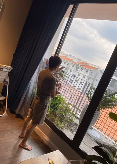 Cường Đô la luôn sẵn sàng chăm sóc con gái thay Đàm Thu Trang khi ở nhà lẫn lúc ra ngoài.