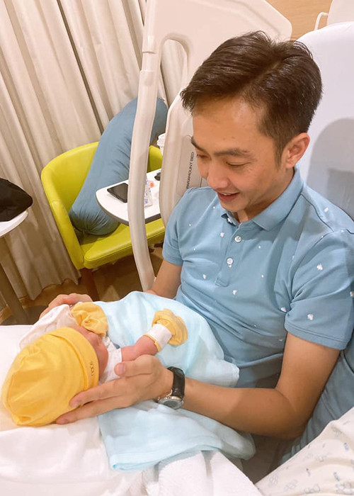 Vị doanh nhân phố núi ngày càng "nghiện" con.