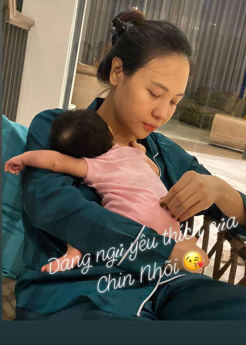 Bên con gái ở nhà, Đàm Thu Trang mặc giản dị, thoải mái, khác hẳn khi ra ngoài.