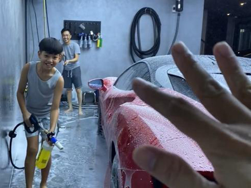 Gần đây, Cường Đô la khoe được con trai phụ giúp việc rửa xe hơi.