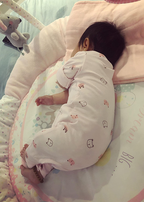 Chân dài gốc Lạng Sơn thường xuyên khoe khoảnh khắc đáng yêu của cô công chúa nhỏ.