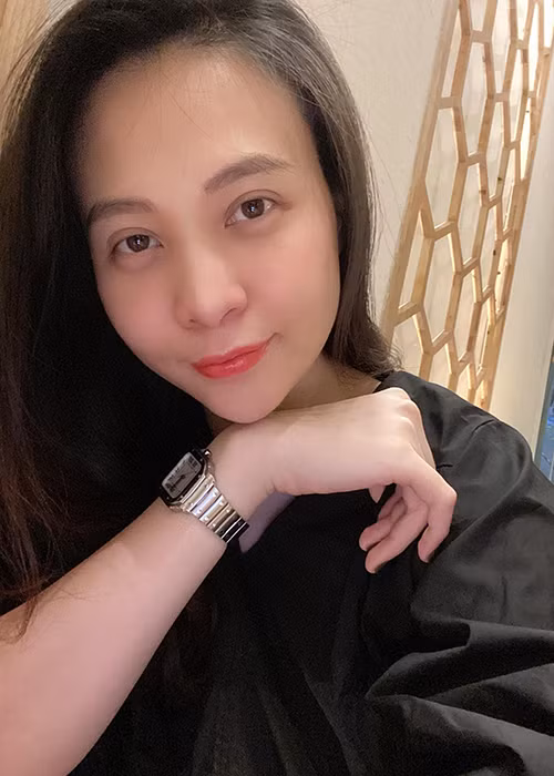 Bà xã của Cường Đô la xuất hiện rạng rỡ, chỉn chu khi ra ngoài dạo phố hoặc đi làm.