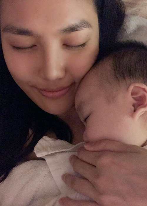 Lan Khuê trở thành bà mẹ bỉm sữa "nghiện" con. "Giờ còn chút xíu, ngoan ngoãn, dễ thương ôm mami chứ ít lâu nữa lớn rồi là sẽ không còn được ôm như vậy nữa. Nhanh ghê, 3 tháng nữa em 1 tuổi. Đừng lớn nhanh baby ơi", người đẹp tâm sự.