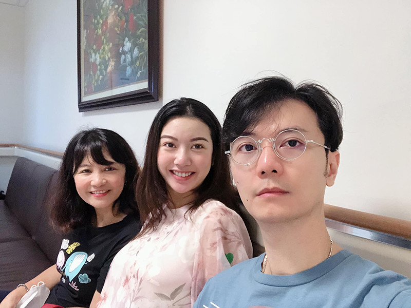 Cô khoe được mẹ chồng vào bếp nấu ăn, đưa đi khám thai định kỳ.