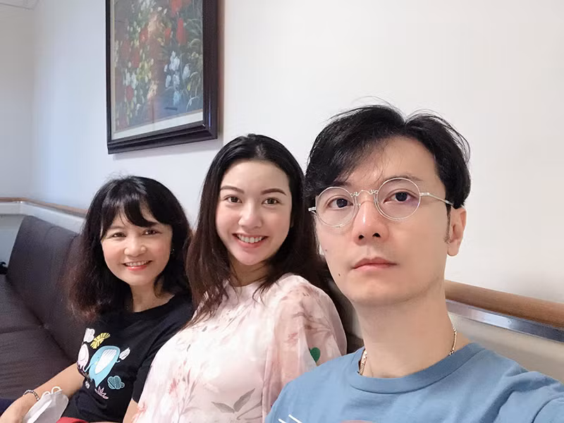 Cô khoe được mẹ chồng vào bếp nấu ăn, đưa đi khám thai định kỳ.